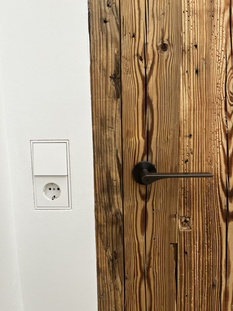 Flächenbündige Türe und Lichtschalter Jung LS Zero