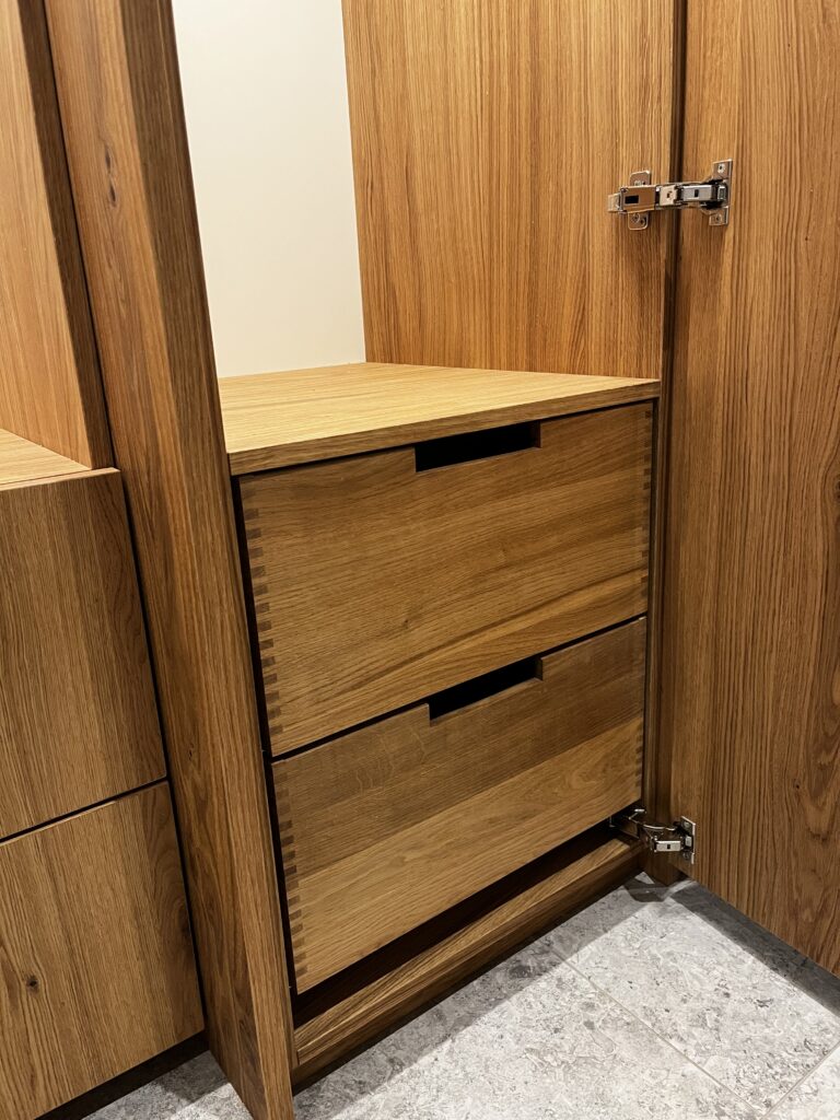 gezinkte Schubkästen aus Eiche für eine Garderobe in Griesbach