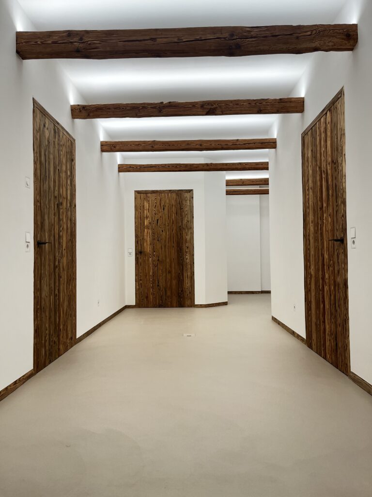 Flächenbündige Innentüren aus Altholz in Vilshofen