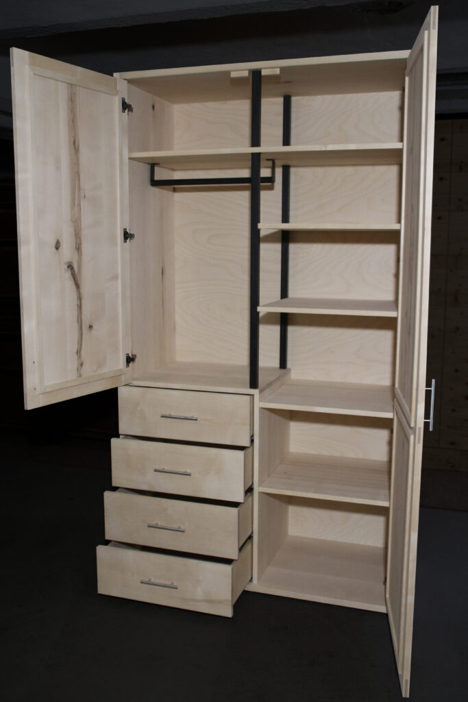 Kleiderschrank aus Birke in Vilshofen mit genialer Inneneinteilung