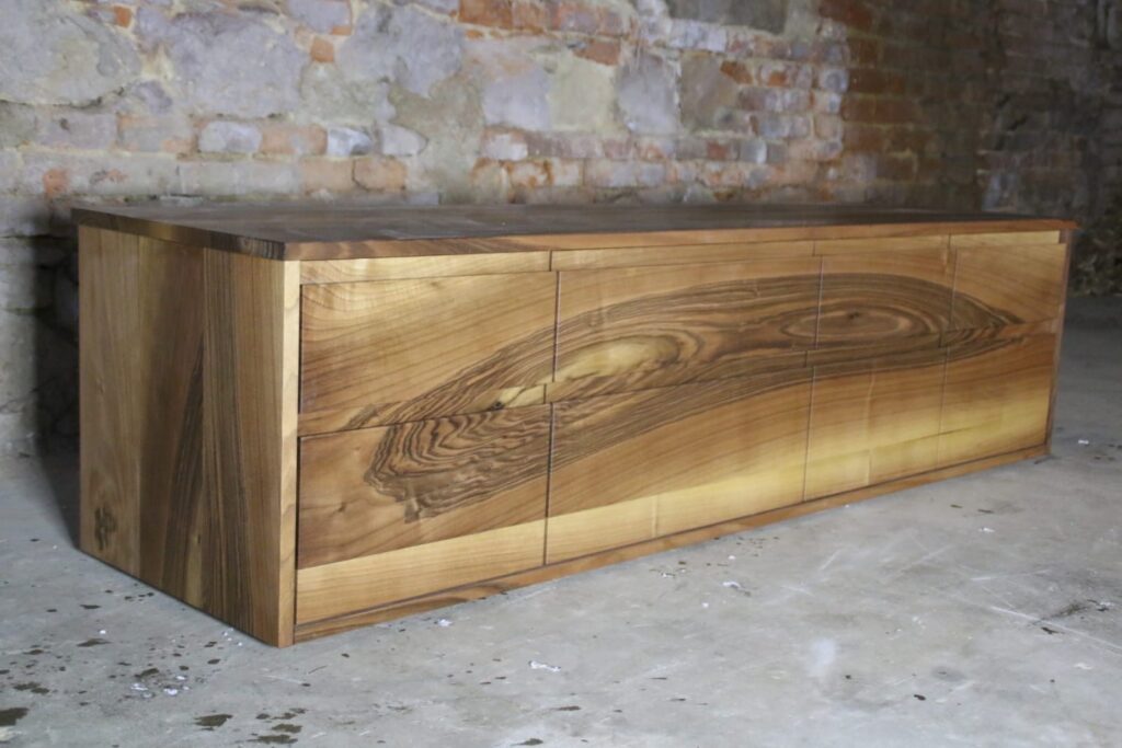 Sideboard aus Nussbaum in Passau