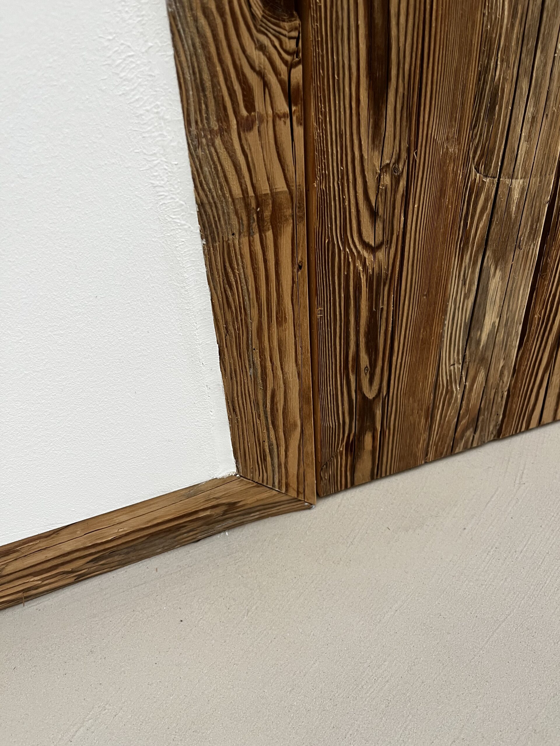 Flächenbündige Tür und Sockelleiste aus Altholz in Pocking