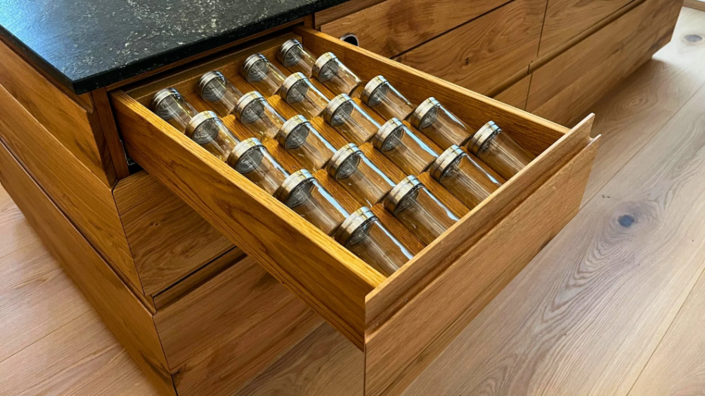 Gewürzschublade aus Eiche vom Schreiner maßgenau angefertigt für deine Küche in Passau