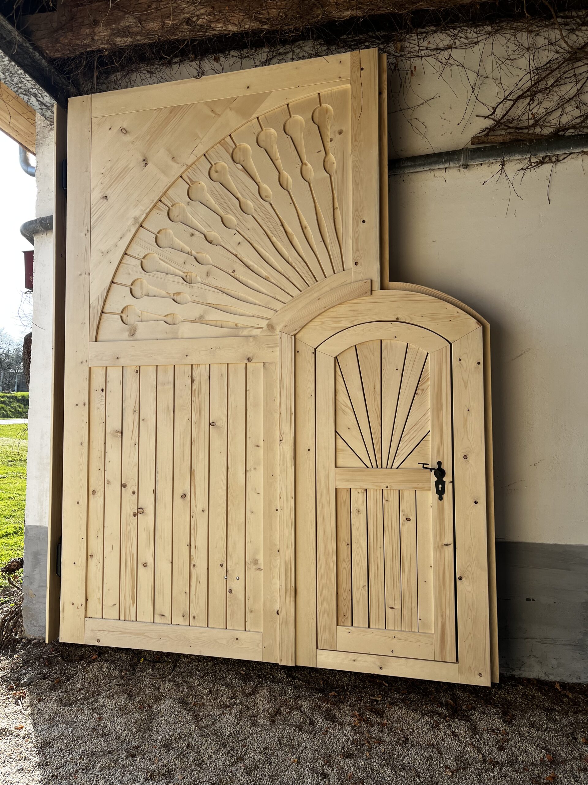 Zweiflügliges Hoftor mit Muster und elektrischem Öffner