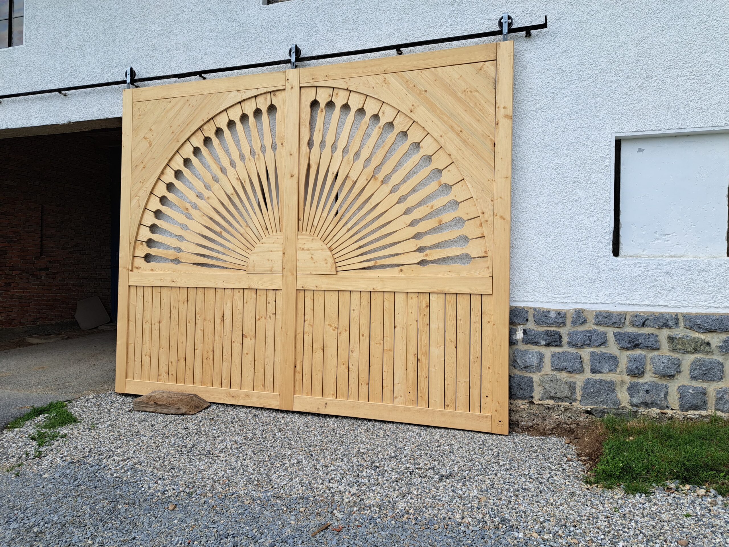 Hoftor Stadltor mit eingefräßtem Muster