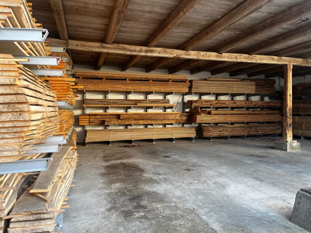 Eigenes Massivholzlager von Schreinerei Kapsner Holzdesign in Ortenburg in der nähe von Passau