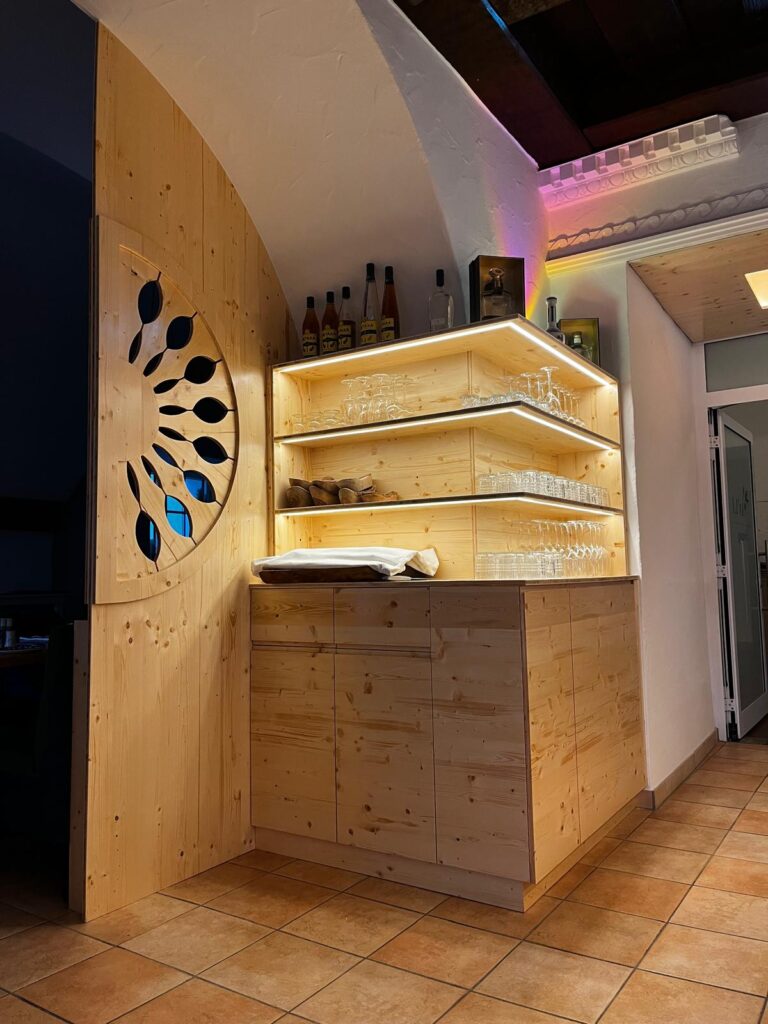 Restauranteinrichtung in Passau im Avli mit indirekter Beleuchtung