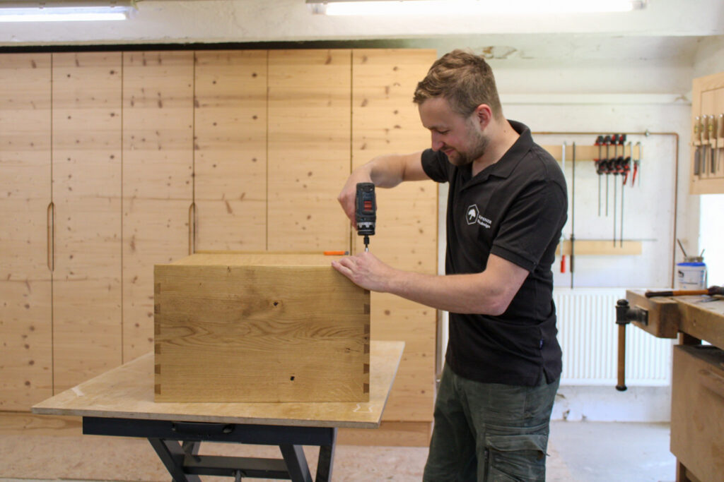 Schreiner Jonas Kapsner bei der Montage von Möbeln in der Werkstatt