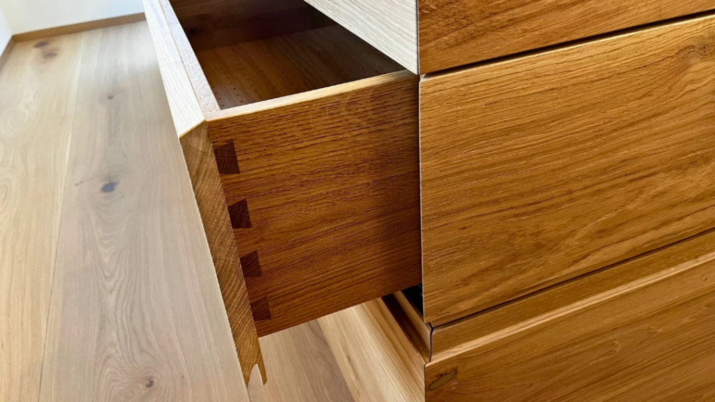 massive gezinkte Schublade auf Gehrung