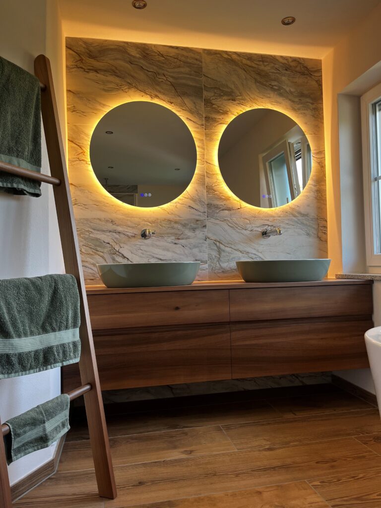 Waschtisch aus Nussbaum in Tittling vom Schreiner Kapsner Holzdesign maßgefertigt