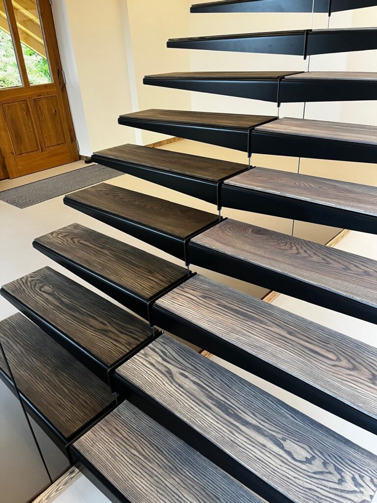 Stufenansicht von filigraner Kragarmtreppe Kapsner Passau