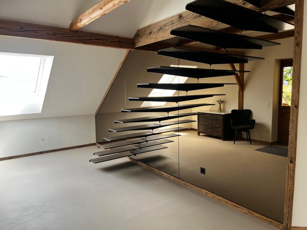 Filigrane Kragarmtreppe mit Spiegel