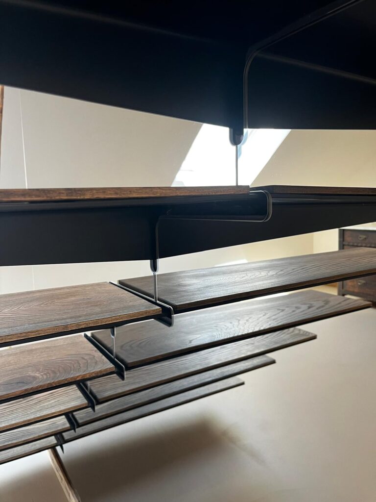 abgekantete Stahl Kragarmtreppe in Passau von Kapsner Holzdesign